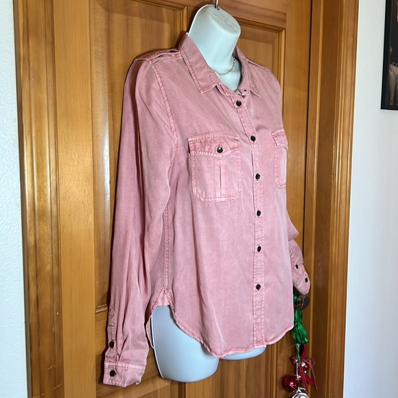 Universal Thread Goods Co., button-down blouse in Dusty Rose - Picture 4 of 9